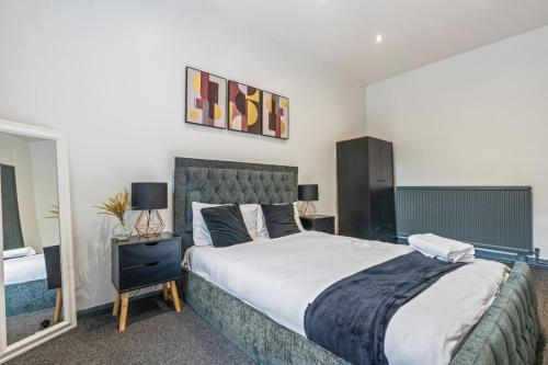 a bedroom with a large bed in a room at Group-Friendly, Sheffield Flat, sleeps 6 in Walkly