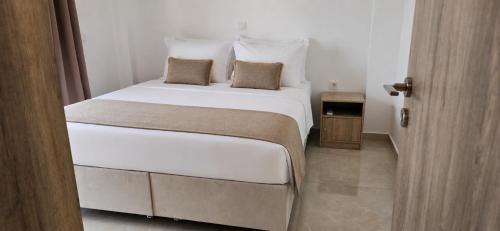 Esperides Pearl Luxury Seafront Apartment by DM Hospitality