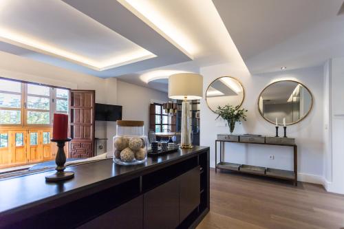 salon ze stołem i 2 lustrami w obiekcie Plaza de Refinadores w Sewilli