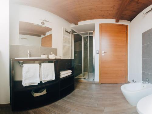a bathroom with a sink and a toilet and a tub at PICCOLA VILLA nel Centro Storico in Arona