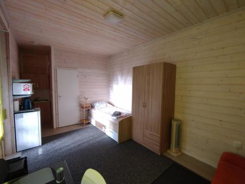 a small room with a bed and a window at Rekreační chatka / Tiny House in Františkovy Lázně
