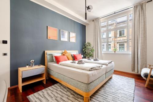 a bedroom with a bed and a window at EDLER WOHNRAUM Design-Loft im Graphischen Viertel 2 Schlafzimmer mit Balkon, Miele-Kaffeevollautomat, Miele-Weinkühler, Klima, Lift, Tiefgarage & WLAN 266 Mbps in Leipzig