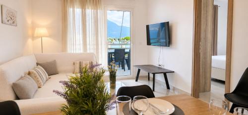 Esperides Pearl Luxury Seafront Apartment by DM Hospitality