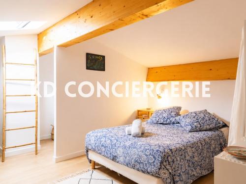 a bedroom with a bed with a comforter at L'ESCAPADE MARINE - face à la Mer in Port-de-Bouc