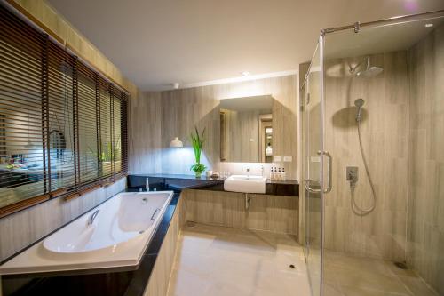 Ванная комната в Krabi La Playa Resort