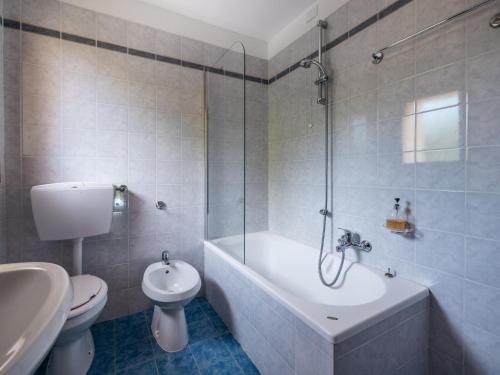 a bathroom with a tub and a toilet and a sink at Agriturismo Le Crede 1930 in Portogruaro