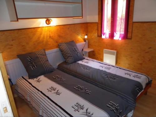 a bed and a couch in a room at LES BALCONS DE LA CHIUSA in Vico