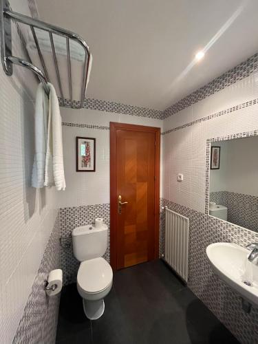 een badkamer met een toilet en een wastafel bij Hotel El Tablazo in Villalba de la Sierra