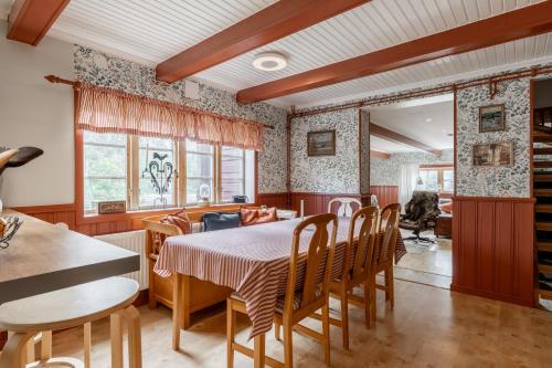 a dining room with a table and chairs at Hemgården i Storsätern - Grövelsjöfjällen in Grövelsjön