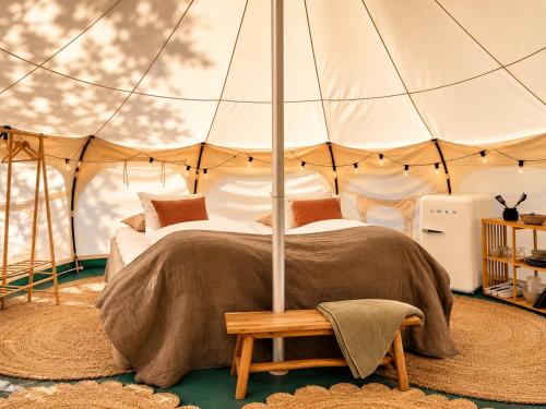 ein Schlafzimmer mit Bett in einem Zelt in der Unterkunft Green Glamping in Sønderborg