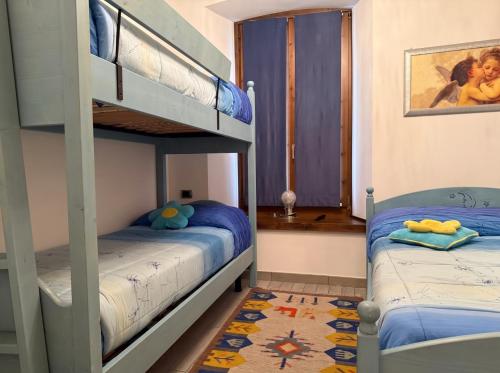 a bedroom with two bunk beds and a rug at Settimo Cielo in Grosio