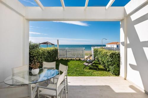 Estepona Beachfront Garden by Libehomes