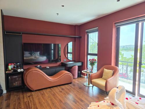 a living room with red walls and a mirror at Sky Love Hotel - Trâu Qùy in Thạch Cầu