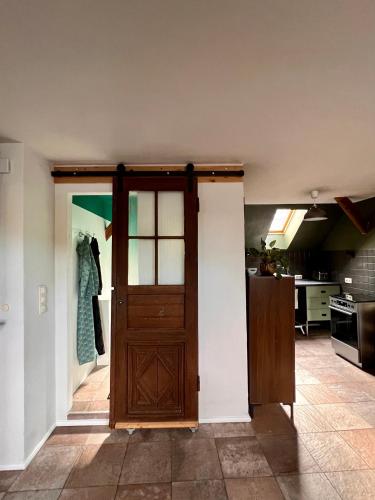 an open door in a room with a kitchen at HOF27 in Groß Eissel