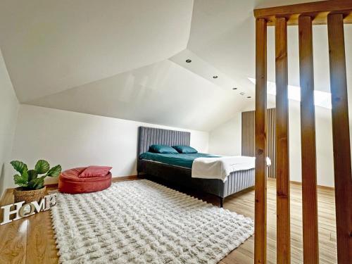 a bedroom with a bed and a rug at Iirise villa in Räni