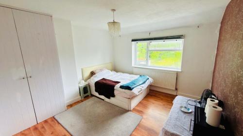 a small bedroom with a bed and a window at Welcome Homes! Feels Homes ! in Kidlington
