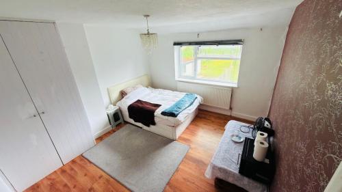 a small bedroom with a bed and a window at Welcome Homes! Feels Homes ! in Kidlington
