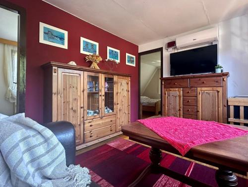 a living room with a television and a table at In Benz da brennt's in Benz