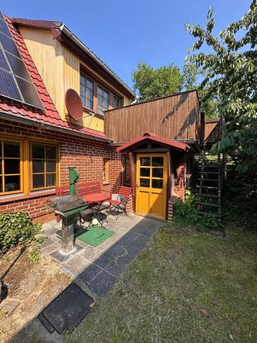 a house with a picnic table and a playground at In Benz da brennt's in Benz