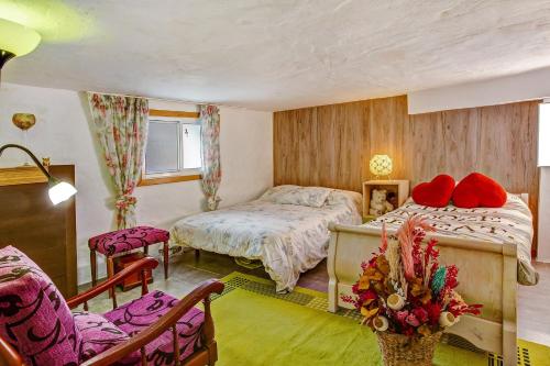 a bedroom with two beds and a table and chairs at Casa del Callejon in Tejeda