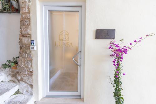 a door to a building with a sign on it at Luma Apartment Sperlonga in Sperlonga