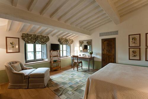 La Locanda Di Cetonaにあるベッド