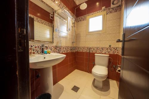 a bathroom with a toilet and a sink at جولدن نيو السلامة GOLDEN NEW AlSALAMH in Jeddah