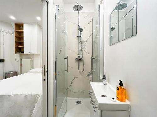 Urban Flat 165 - Lovely Studio near Champs Elysees Paris