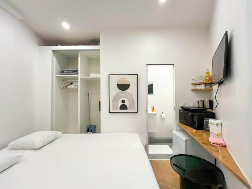 Urban Flat 165 - Lovely Studio near Champs Elysees Paris