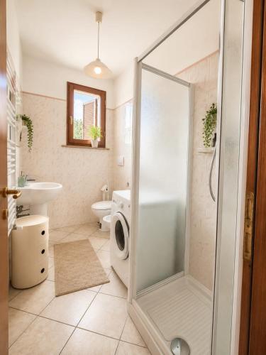ein Badezimmer mit Dusche, Toilette und Waschbecken in der Unterkunft Mare Maremma in Scarlino