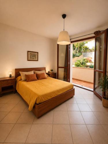 ein Schlafzimmer mit einem Bett und einem großen Fenster in der Unterkunft Mare Maremma in Scarlino
