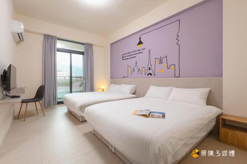 two beds in a hotel room with a map on the wall at 玉里步道民宿 in Yuli