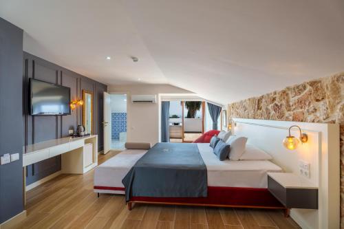 Un pat sau paturi într-o cameră la Argos Hotel