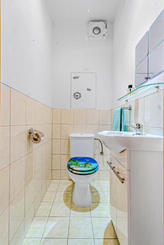 a bathroom with a toilet and a sink at Slunný byt v Berouně in Beroun