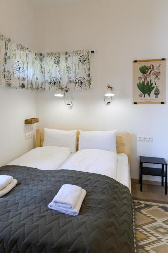 a bedroom with two beds with towels on the bed at Norbi cölöpház in Tiszafüred