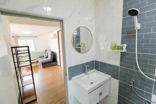 a bathroom with a sink and a mirror at ศรีคำน่านรีสอร์ท in Ban Muang Chang Tai