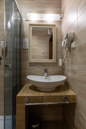 a bathroom with a sink and a mirror at Hotel Diamond w Białym Dworku in Rumia