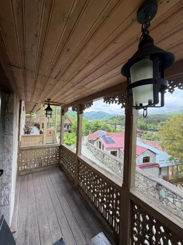 Blick vom Balkon eines Hauses in der Unterkunft Tufenkian Old Dilijan Complex in Dilidschan