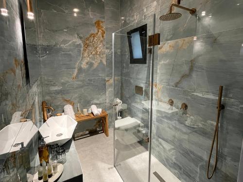 a bathroom with a shower and a sink at סוויטת דיאנס - סוויטה רומנטית עם בריכה וג'קוזי ספא לזוגות in Gita