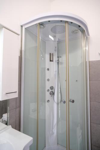 a shower with a glass door in a bathroom at L'angolo del viaggiatore in Nicosia