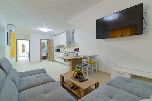 House with three apartments Maka