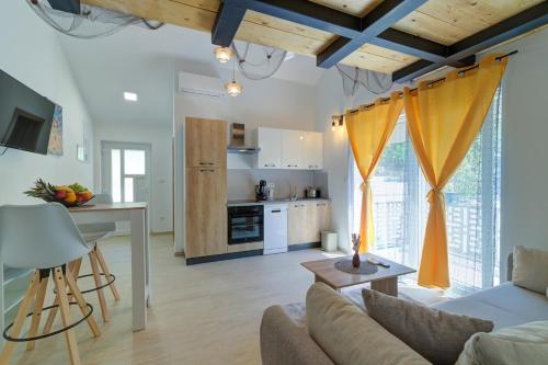 House with three apartments Maka
