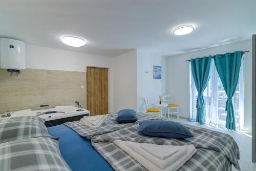House with three apartments Maka