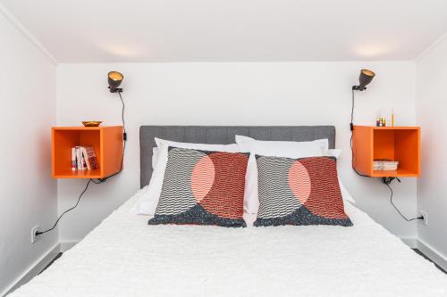 ein Schlafzimmer mit einem Bett mit zwei orangefarbenen Endtischen in der Unterkunft Pommes d'Eve - Hypercentre - Clim - DormirAToulouse in Toulouse