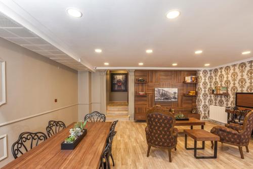 a meeting room with a table and chairs at Ferman Konak Hotel-Special Category in Istanbul