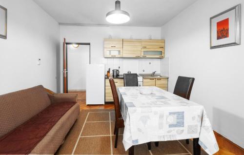 Gorgeous Apartment In Porec With Wifi