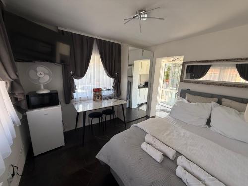 a bedroom with a bed and a desk in it at Mieszkanie Ratownika in Dziwnów