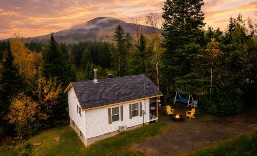 an aerial view of a small house in the woods at Charlevoix spa bbq fire & nature in Saint-Tite-des-Caps