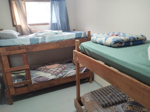 a bedroom with two bunk beds and a window at quarto 3 pra 4 pessoas in Ouro Preto