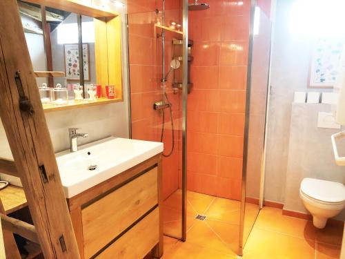 a bathroom with a shower and a sink and a toilet at BELLEVUE Maison Atypique Grande Terrasse au Calme in Pyla-sur-Mer